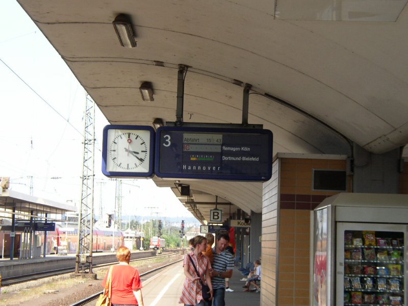 Anzeigetafel auf Gleis 3 in Koblenz Hbf. Hier wird schon 20 Minuten vorher der IC nach Hannover Hbf angezeigt...!     06.08.07