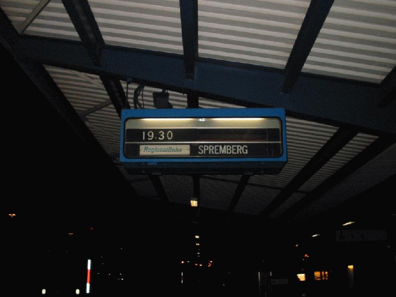 Anzeigetafel im Bahnhof Cottbus.
Eigentlich msste ber Spremberg noch Grlitz oder Zittau stehen,aber die alte Technik schafft das wohl nicht mehr so ;-)