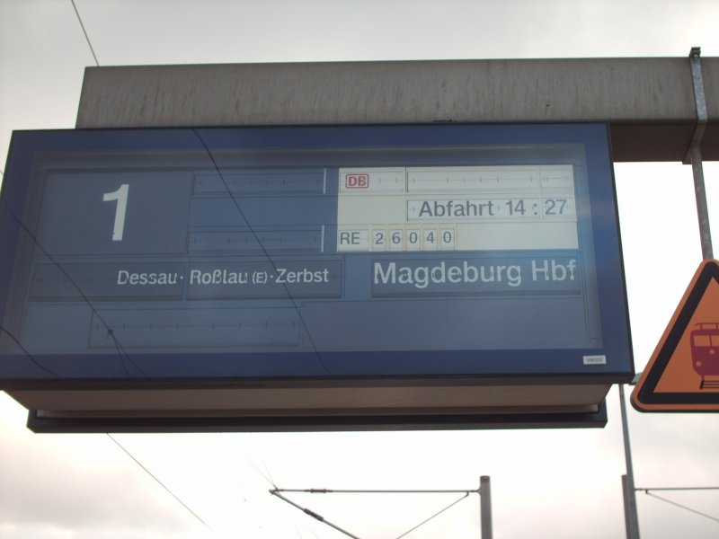 Anzeigetafel fr den RE von Leipzig Hbf nach Magdeburg ber Bitterfeld, Dessau ... .