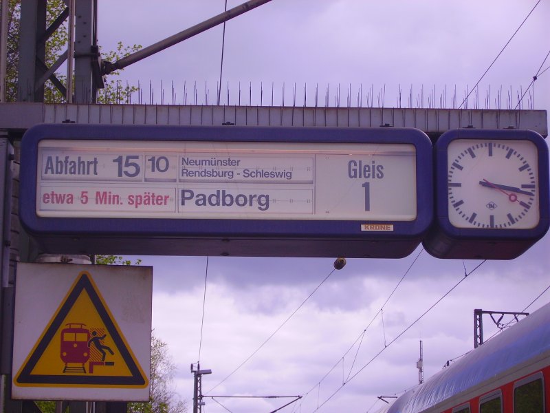 Anzeigetafel f�r den SH-Express, einen IR-Nachfolger, in Elmshorn. 20.04.07