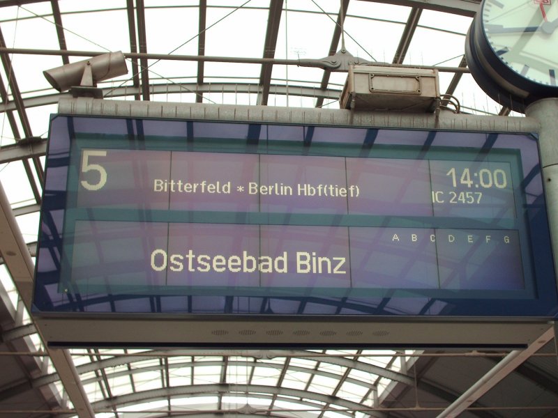 Anzeigetafel in Halle fr den pnktlichen IC 2457 nach Ostseebad Binz.