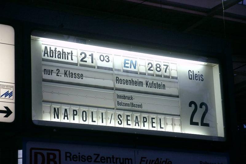 Anzeigetafel im Mnchener Hauptbahnhof, Gleis 22, 14. Juli 2004
