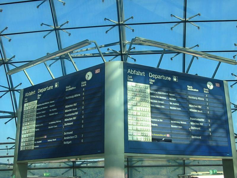 Anzeigetafeln des Frankfurt Flughafens (Fernbahnhof)