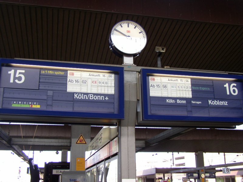 Anzeigetafeln von Gleis 15 und 16 in Dsseldorf Hbf!!! 11.08.07