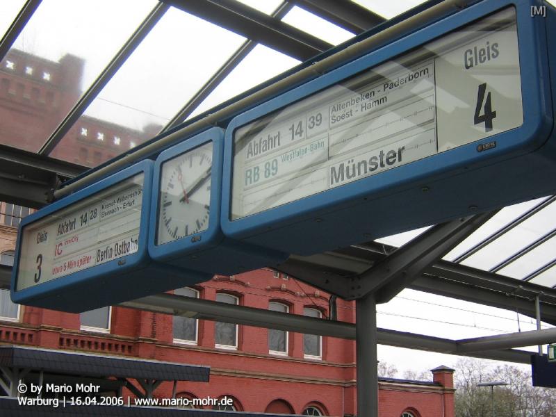 Anzeigetafeln von Gleis 3 und 4. Auf Gleis 3 wurde fr IC 2151 aus Dsseldorf ber Kassel nach Berlin Ostbahnhof, am 16.4.06, 5 Minuten Versptung vorhergesagt, obwohl er dann doch noch pnktlich eintraf.
Am Gleis 4 wird die RB89 (Westfalen-Bahn) von Warburg ber Paderborn nach Mnster angezeigt.
