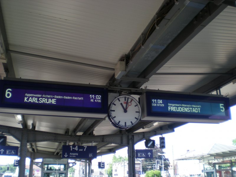 Anzeigetafeln von Gleis 5 + 6 in  Offenburg !!! An Gleis 7 befinden sich ebenfalls diese  S-Bahn Anezigen ! An den Gleisen 1-4 jedoch sind es aber Regional- und Fernverkehrsanzeigen!!! 22.06.08