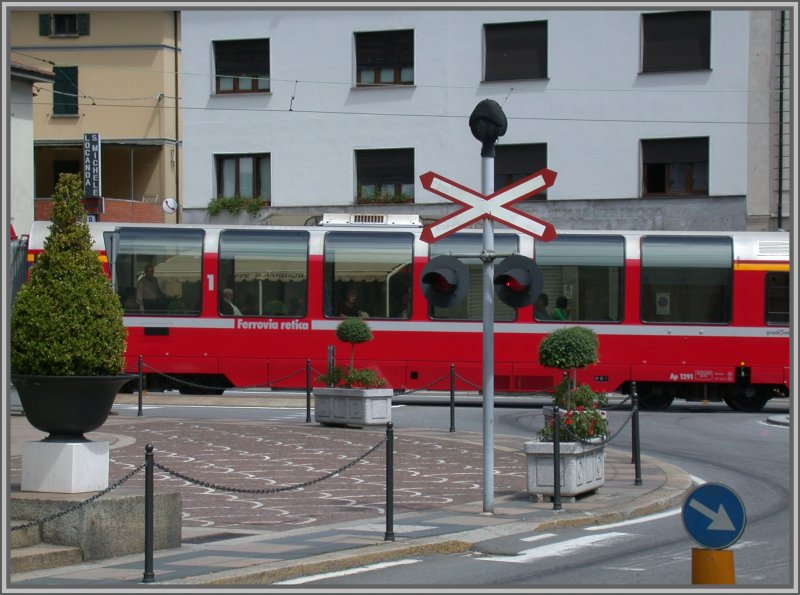 Ap 1291 Panoramawagen 1.Klasse auf dem Kreisel vor der Basilica in Tirano. (08.05.2007)