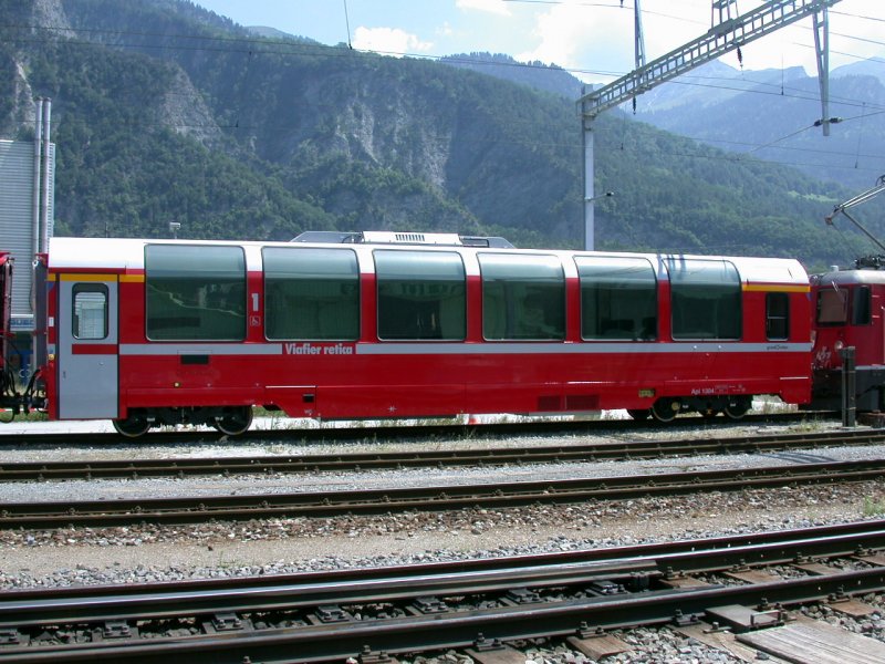 Api 1304 ist ein fabrikneuer 1.Klasse Panoramawagen der RhB, hier eingereiht in einen Gterzug in Untervaz (03.07.2006)