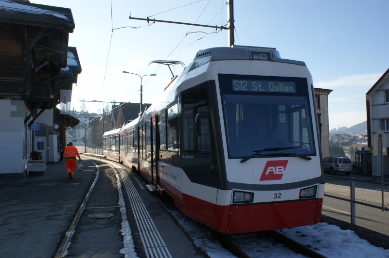 Appenzeller Bahnen Be 4/8 32 im Bahnhof Trogen wartet auf die Abfahrt nach St. Gallen.
Inbetriebsetzung 2004/2008, Erbauer Stadler, 1000 V DC,
1000 mm, 640 kW, 43 t, 80 km/h.
Aufgenommen am 02.02.2009