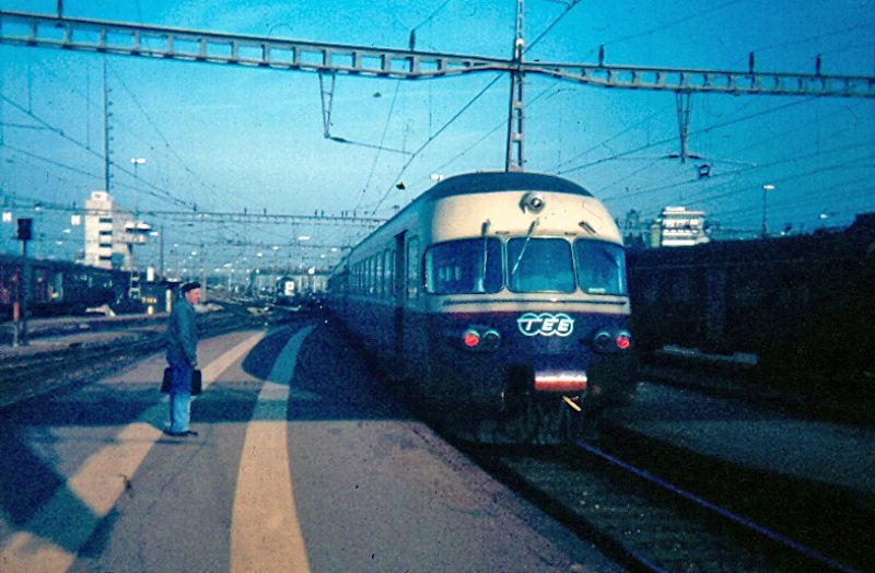April 1984, Zrich HB. TEE Gotthardo verlsst den Bahnhof in Richtung Mailand. Hinweis: eingescanntes Dia