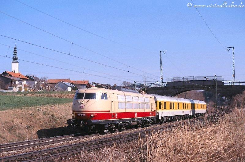 April April!
750 003 alias 103 222 war am 1.4.03 zu Messfahrten abgestellt worden; so zieht sie am spten Vormittag des 1. April ihre 2 Wagen an der kleinen Ortschaft Stra vorbei, unmitztelbar nach der Ausfahrt aus Freilassing in Richtung Rosenheim.