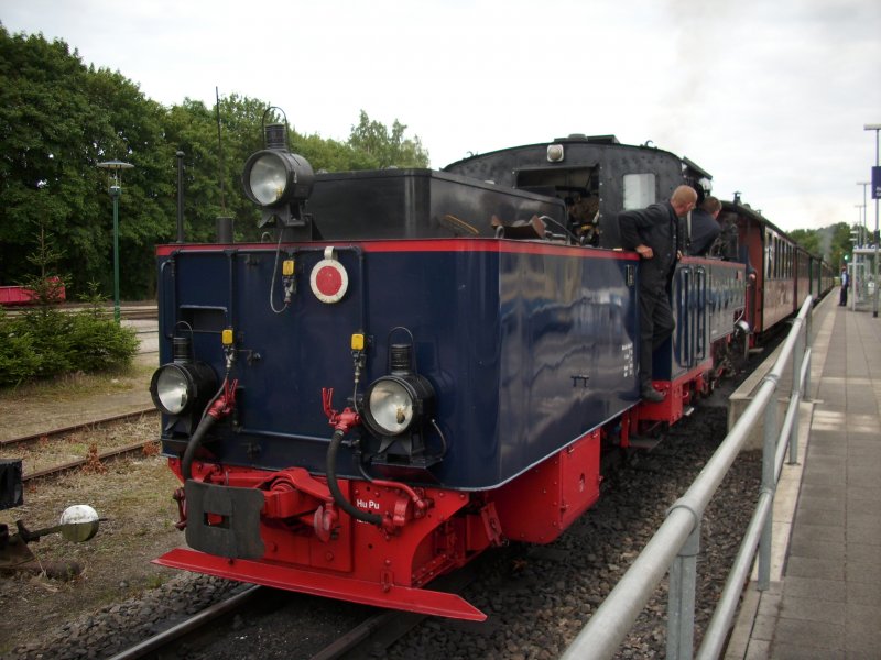 Aquarius C.ist gegenwrtig zwischen Putbus und Lauterbach Mole tglich im Einsatz.Hier stand die Lok als Schlusslok am 11.Juli 2009 in Putbus.Zuglok war die 99 4011.