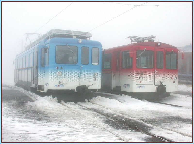 ARB Triebwagen Nr.12 neben VRB Steuerwagen Nr.32 (mit Stromabnehmer) auf Rigi Kulm. (12.02.2007)
