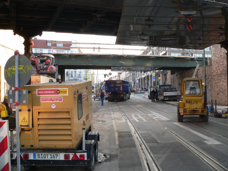 Arbeiten am S-Bhf Kpenick, Bahnhofstrae. Letzte Woche wurde eine neue Fernbahnbrcke eingebaut (hinten im Bild), diese Woche sind die S-Bahn-Brcken dran. 24.3.2007