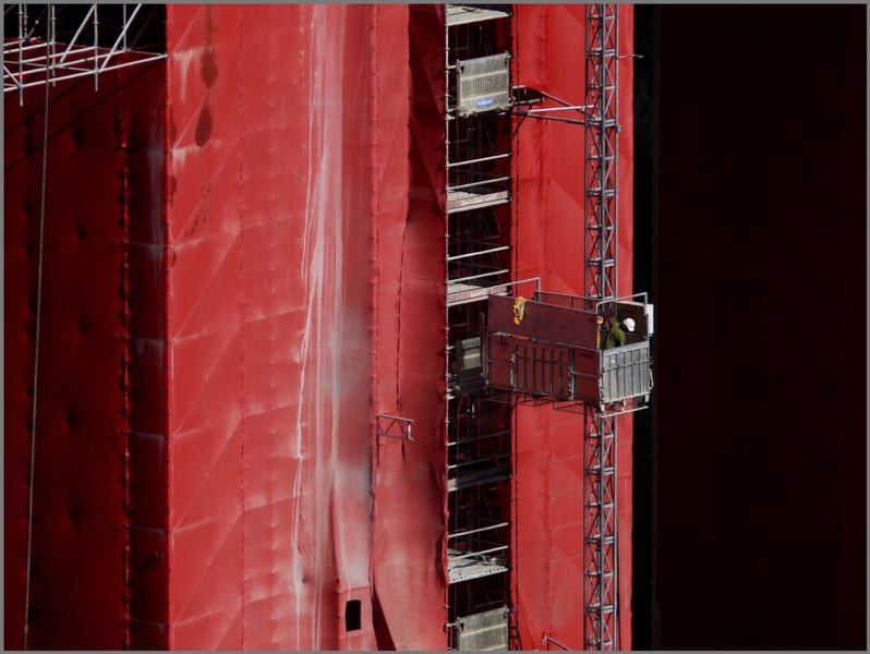 Arbeiter und Material gelangen mit einem Lift zu den verschiedenen Arbeitsstellen am Landwasserviadukt. (01.10.2009)