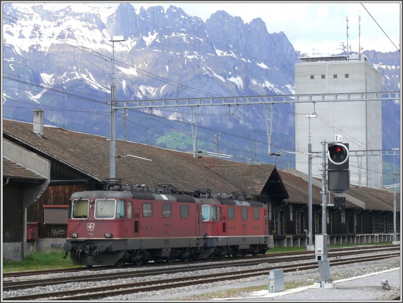Arbeitslose Re 4/4 II 11263 und 11352 vor den Kreuzbergen in Buchs SG. (02.05.2008)