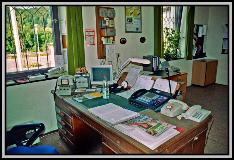 Arbeitsplatz des Bahnhofsvorstehers in Dollnstein.
Aufgenommen mit Erlaubnis des Vorstehers.