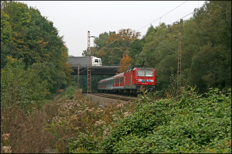 Arbeitsplatz und Hobby zusammen: Die 1987 bei VEB Lokomotivbau Elektrotechnische Werke -Hans Beimler-, Hennigsdorf (LEW) gebaute 143 290 schiebt am 10.10.07 die RB91 (RB 39162)  RUHR-SIEG-BAHN  bei Hohenlimburg nach Hagen und unterquert die A46.