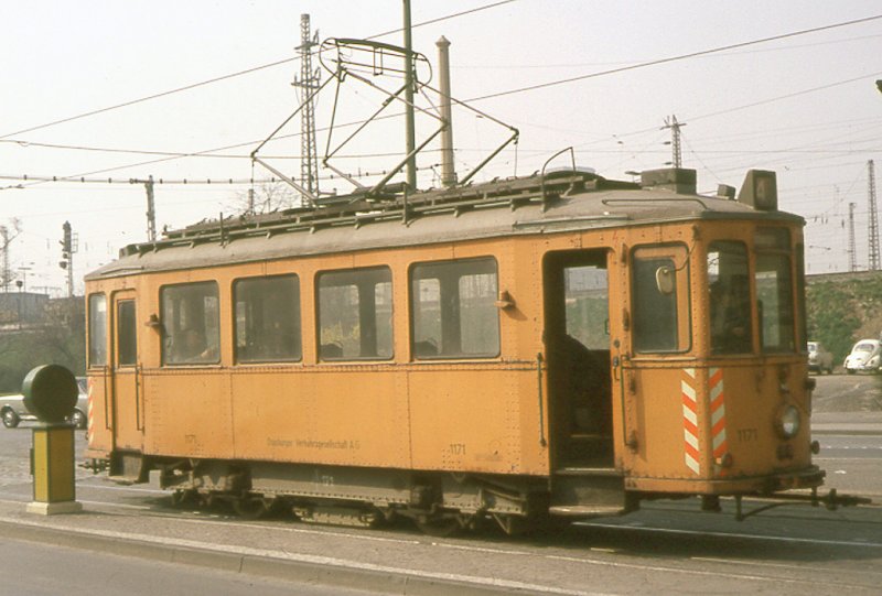 Arbeitstriebwagen 1171 - ex 171 - der DVG auf der Neudorfer Stra�e in Duisburg im Mai 1971. Bei dem Triebwagen hndelt es sich um einen Ganzstahlwagen der Uerdinger Waggonfabrik, der von Siemens elektrisch ausger�stet wurde. 10 dieser Tw wurden mit Bw des Verbandstyps (ex SL 2) zu Gelenkvierachsern umgebaut. 