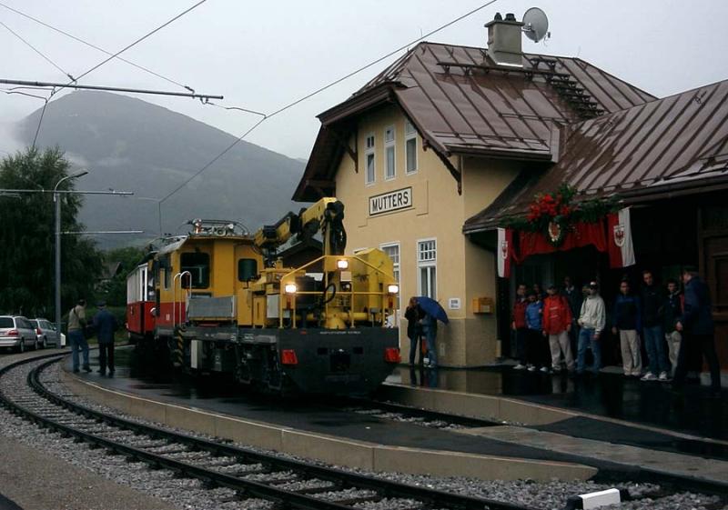 Arbeitstriebwagen N22 der Innsbrucker Verkehrsbetriebe schleppt den Wechselstromtriebwagen 1 (vgl. Photo 22770) durch den Bahnhof Mutters QdK, Jubilumsfest 21. August 2004