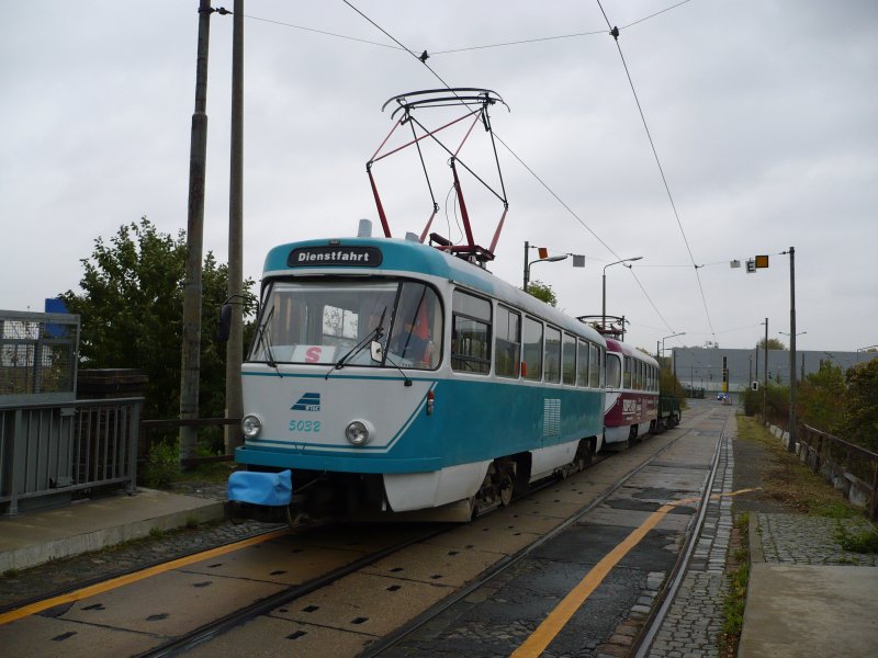 Arbeitstriebwagen T4D 5032(nicht modernisiert) auf der Teslastra�e in der N�he der Hauptwerkstatt der LVB
16.10.2009