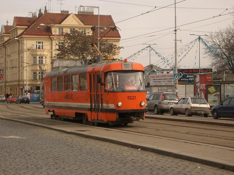 Arbeitswagen 5521 der Prager Staenbahn kommt aus Richtung Holeovice und erreicht hier die Haltestelle  Vstavitě . 2009-03-14.