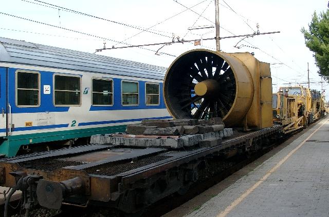 Arbeitszug bei Tropea in Italien im Dezember 2003. Das groe Gert drfte eine Schneeschleuder sein.