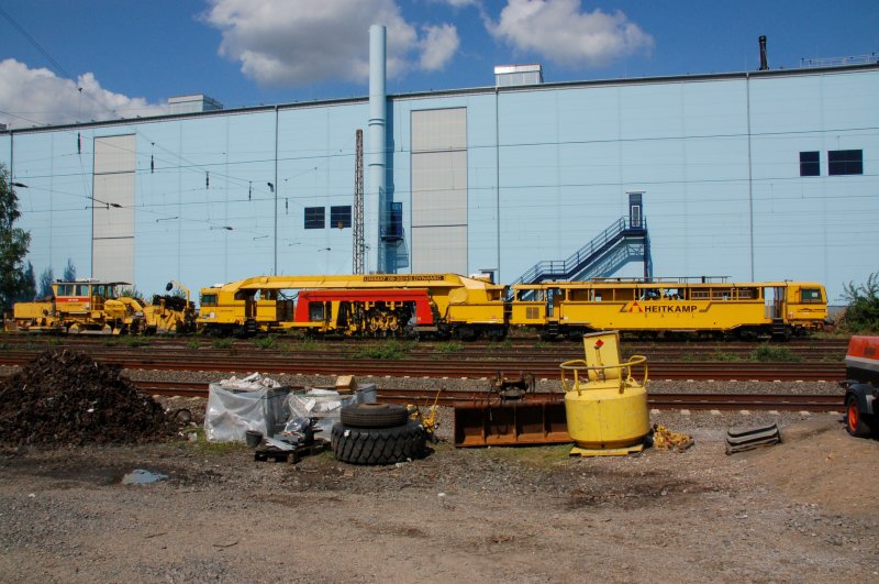 Arbeitszug der Firma Heitkamp rail aus Herne am 19.08.2007 in Datteln. Links eine Schotterprofiliermaschine / ein Schotterpflug des Typs SSP 100 SW und rechts eine Schotterstopfmaschine Unimat 09-32/4 S Dynamic.