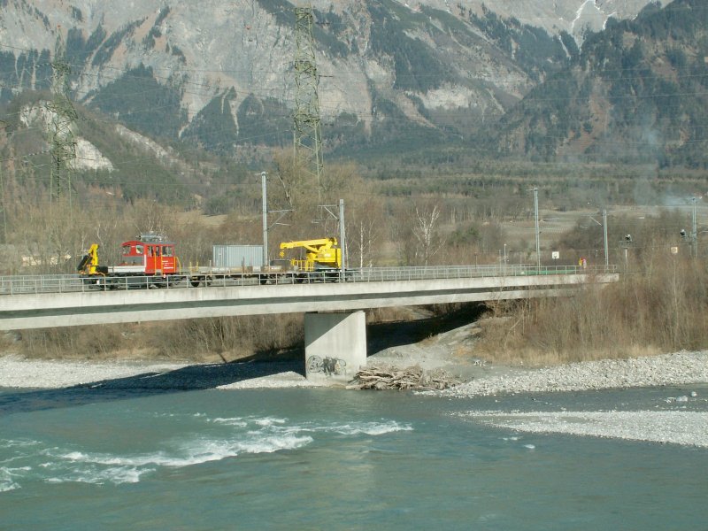 Arbeitszug mit kl.Kranwagen am 09.02.07 auf der Rheinbr�cke bei Bad Ragaz