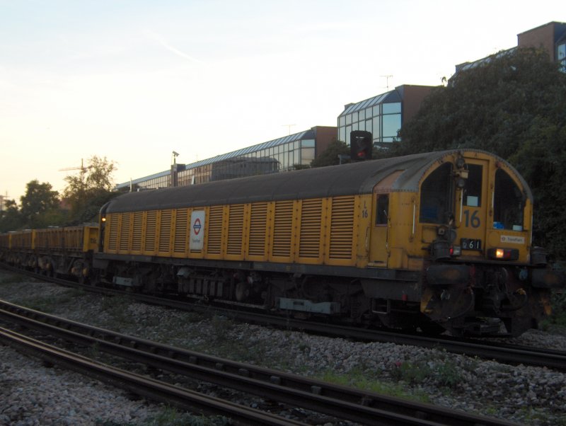 Arbeitzug der London Underground mit Lok 16. Die Loks fahren mit Akku oder via Stromschiene. London 29.10.06