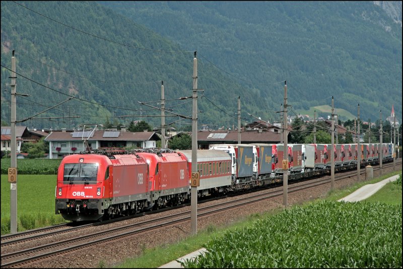 Arcese unterwegs: 1216 015 (E190 015) und vermutlich die 1216 024 (E190 024) schleppen die RoLa 43201(?) Wrgl - Trento, zum Brenner. (08.07.2008)