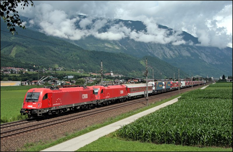 Arcese unterwegs: 1216 015 (E190 015) und vermutlich die 1216 024 (E190 024) schleppen die RoLa 43201(?) Wrgl - Trento, zum Brenner.
