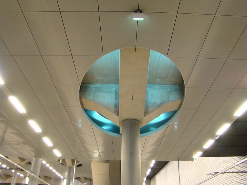 Architektenwunder! Man knnte denke das Tageslicht unten am Berliner Hauptbahnhof zu sehen ist. Aber das ist eine Tuschung. Es sind nur Lampen. Aufgenommen 07.06.2008