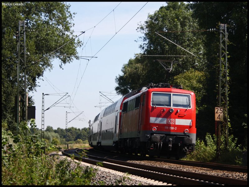Archiv: 111 158 mit dem RE10419 nach Dortmund an Km 25.4 kurz vor Geilenkirchen 5.8.09