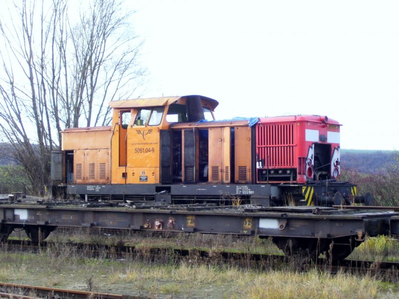 ARCO 5061.04-9 mit der Motorverkleidung der DB Cargo 346 833-7 abgestellt am Zementwerk Karsdorf; 24.11.2007