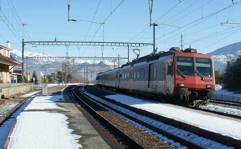 Ardon ist der letzte Bahnhof zwischen Genve und Brig, der nicht ber Schienenfreie-Bahnsteigzugnge verfgt.
Folglich muss der Zugang der Reisenden zum Regionalzug nach Martigny von rtlichem Personal berwacht werden. Ist kein solches vor Ort (z.B whrend den Pausen) fahren die Regionlazge fahrplanmssig durch, whrend die Gegenzge, die am Hausbahnsteig ankommen, stndlich halten.
12. Januar 2009