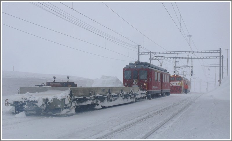 Arktische Stimmung in Ospizio Bernina auf 2256m /M. ABe 4/4 II 44 und 48 sind mit der Schneerumung beschaftigt, was angesichts des Sturms einer Sisiphusarbeit gleicht. (17.02.2009)