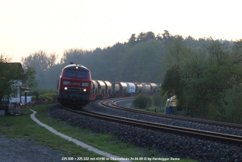 Arlberg-Umleiter 43190 mit 225 030 und 225 032 rollt durch Oberreitnau hinab nach Lindau-Reutin und weiter nach Wolfurt (A).
24.04.09