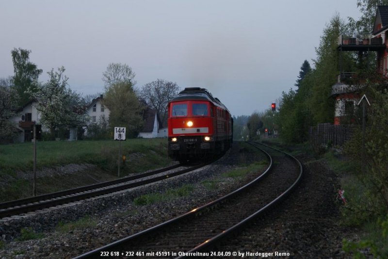 Arlberg-Umleiter 45191 mit 232 618 und 232 461 k�mpft sich fr�hmorgens durch Oberreitnau das Allg�u hoch Richtung M�nchen.
24.04.09