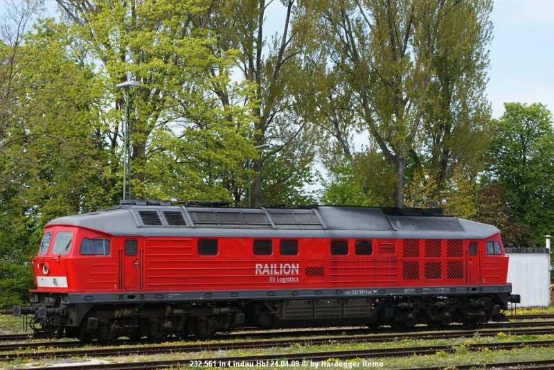 Arlberg-Umleiter:
232 561 brachte EN 246 nach Lindau Hbf und ruht sich ebenfalls mit Schwesterloks in der Abstellanlage aus..
24.04.09
