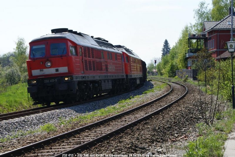 Arlberg-Umleiter:
Der aus Buchs SG kommende 45197 mit 232 413 und 232 330 (frisch untersucht) an der Spitze erklimmt die Steigung durch Oberreitnau.
Herrlich, die arbeitenden schwer Kolomna-Motoren zu h�ren.
24.04.09