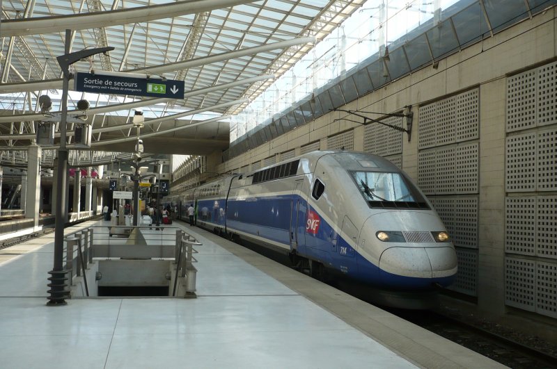 Aroport Paris-Charles de Gaulle TGV, am 1.08.09:

Dieser TGV ist soeben, mit einer erheblichen Versptung, aus der zweit grten Stadt Frankreichs - Marseille, eingefahren. Schon, nur nach einer kurzen Wartezeit, erklang die Abfahrtsansage - auf franzsisch, englisch und spanisch. Das Fahrtziel des TGV war Lille Europe und Bruxelles Midi. In Lille Europe endet dieser TGV Duplex und die, sich dahinter befindenden TGV Rseau Einheit, verkehrt noch weiter bis zur Hauptstadt Belgiens --> ca. weitere 35 Minuten.
In Lille Europe hat man dann die Mglichkeit auch mit dem Eurostar, die Fahrt in Richtung London St.Pancras Int.,fortzusetzen, den man brigens auch hier, mit etwas Glck, antreffen kann (durchfahrend).
Auerdem besteht unter anderem auch eine Kooperation zwischen der Air France und dem Railteam member TGV auf dem Streckenabschnitt: Aroport Paris-Charles de Gaulle TGV - Bruxelles Midi.