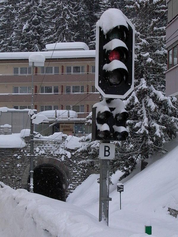 Arosa 02.02.2005
Ausfahrt gesperrt aber nicht wegen dem Schnee.
Solche Situazionen sind fr Arosa (1800m/M) normal.