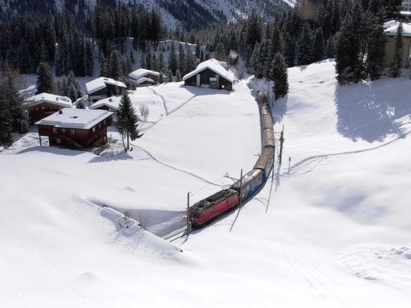 Arosa Express an dem Tunnel vor der Einfahrt im Bahnhof Arosa (1800 m/M)