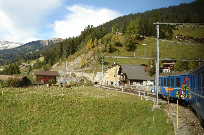 Arosa - Express bei der Einfahrt in den Bahnhof Langwies. Die Aufnahme wurde vom Zug aus gemacht. 8.10.08