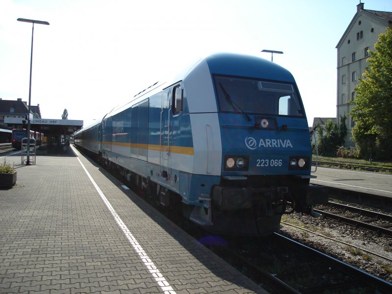 Arriva 223066 mit ALEX nach Mnchen steht in Lindau Hbf. zur Abfahrt bereit. 26.09.08