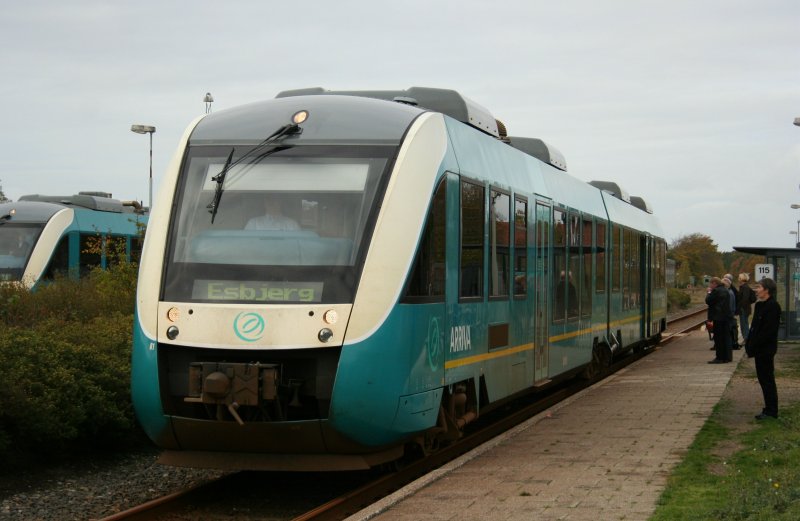 Arriva AR01 nach Esbjerg beim Aufenthalt mit Raucherpause im Bahnhof Skjern.