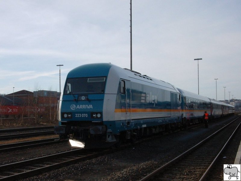 Arriva Lok 223 070, steht am 17. Februar 2008 mit einer Garnitur  Alex -Waggons im Bahnhof Hof / Bayern.