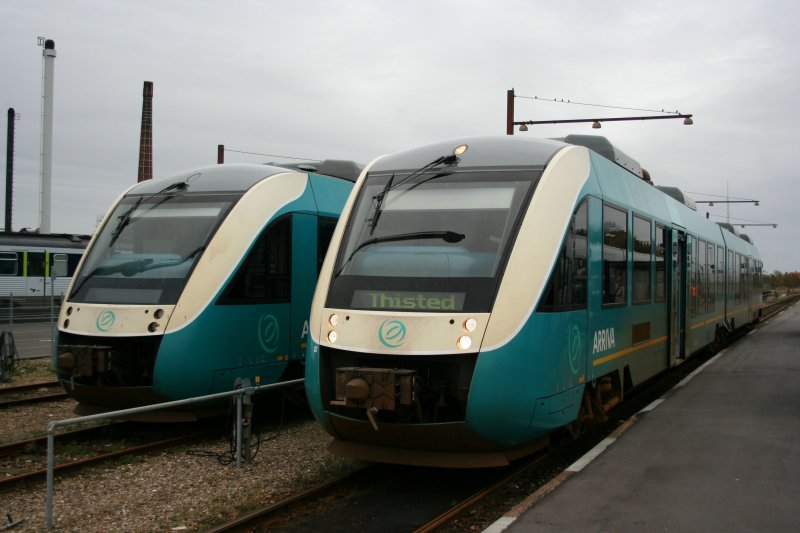 Arriva- Triebwagen AR03 wartet am 19.10.2008 auf die Ausfahrt aus Struer.