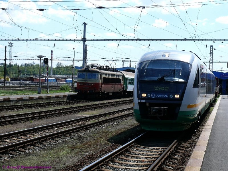 Arriva-Vogtlandbahn VT14 wird als VBG12958 von Cheb nach Zwickau fahren. 
Die CD 242 222 ist mit Schnellzug R756 Stribro – Frantiskovy-Lazne unterwegs.
10.05.2008 Cheb
